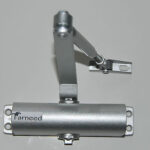 CIERRAPUERTAS BRAZO RETARDADOR PUERTA AJUSTABLE HOJA 110 639