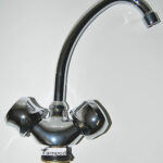 GRIFO MEZCLADOR FREGADERO TRANSVERSAL DE UN SOLO ORIFICIO FREGADERO DE COCINA PERILLAS DE LATÓN