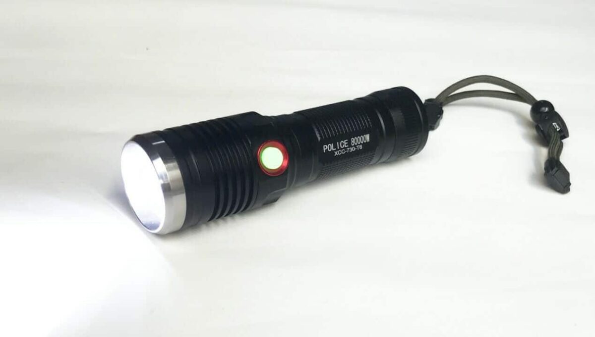 MINI LINTERNA DE BOLSILLO PORTÁTIL ZOOM LED LIGHT 2 INTENSIDAD RECARGABLE X900