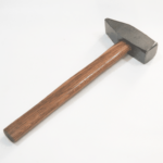 MARTILLO DE CERRAJERÍA TIPO ALEMÁN CON MANGO DE MADERA 2 KG 2000 GR