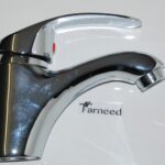 Grifo mezclador de lavabo de latón cromado para baño con mangueras incluidas